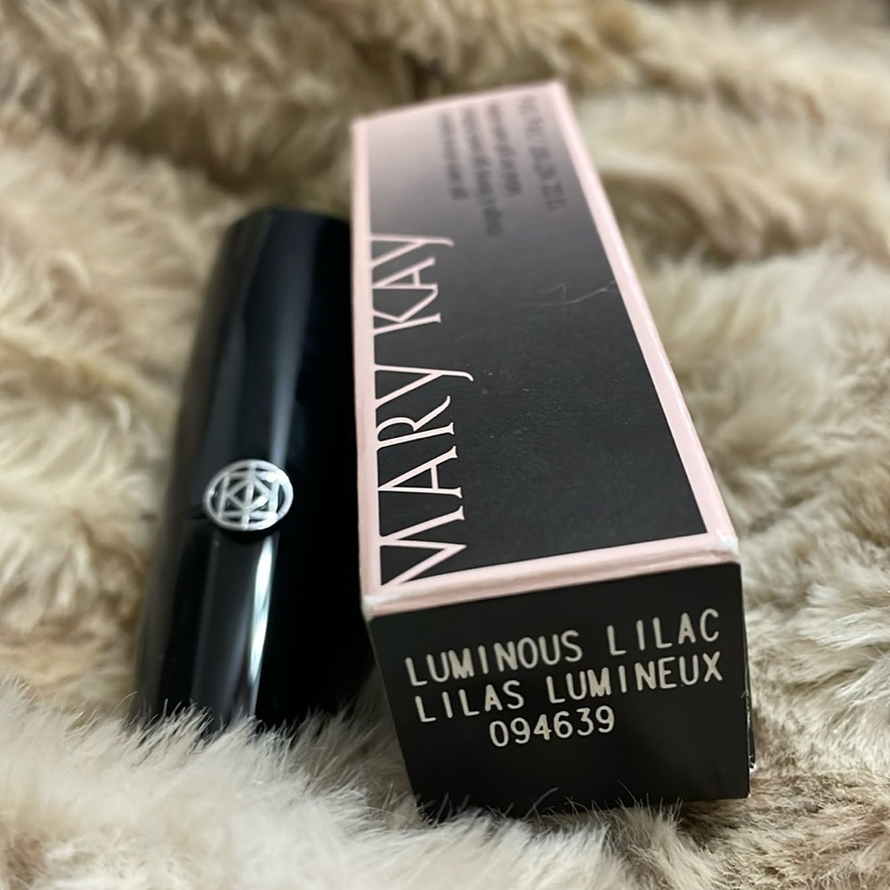 Mary Kay 
Gel Semi-Shine
Lipstick 
Luminous Lilac